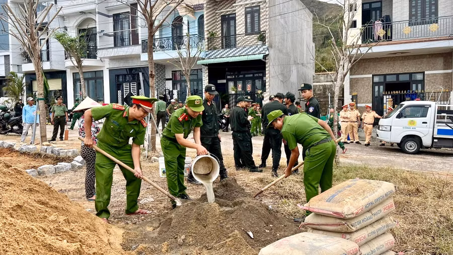 cong-an-quy-nhon-dong-ho-tro-nguoi-dan-xay-dung-nha.jpg