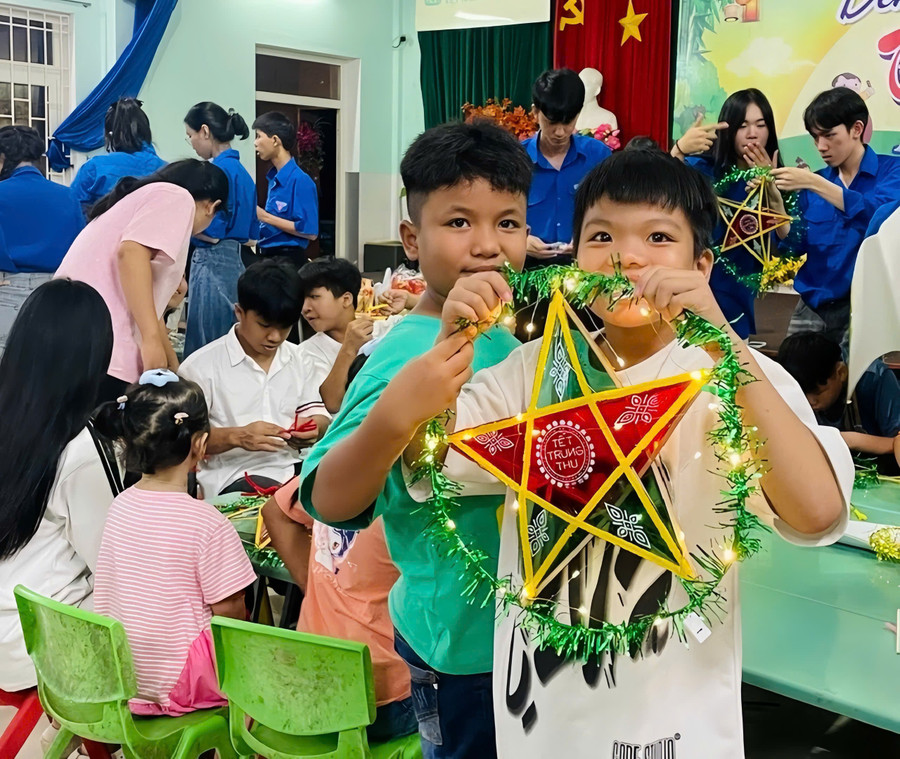 Hoàn thành chiếc đèn ông sao tươi đẹp. Ảnh: Thảo Khuy hoan-thanh-chiec-den-ong-sao.jpg