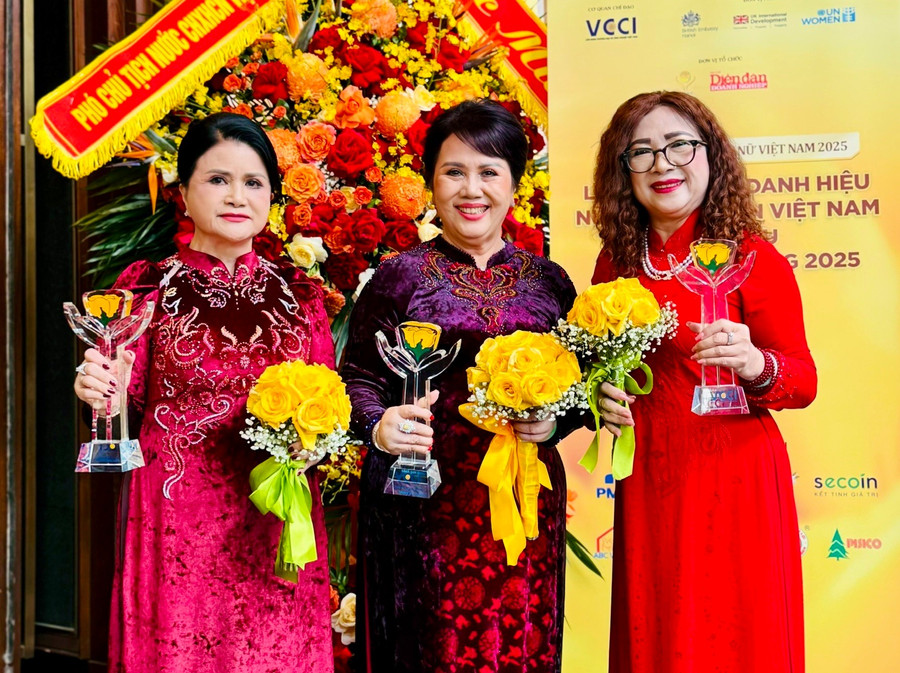 Från vänster till höger: Ms. Hoang Thi Phuong Lien, Ms. Dong Thi Anh och Ms. Cao Thi Kim Lan vid prisutdelningen nu-doanh-nhan.jpg