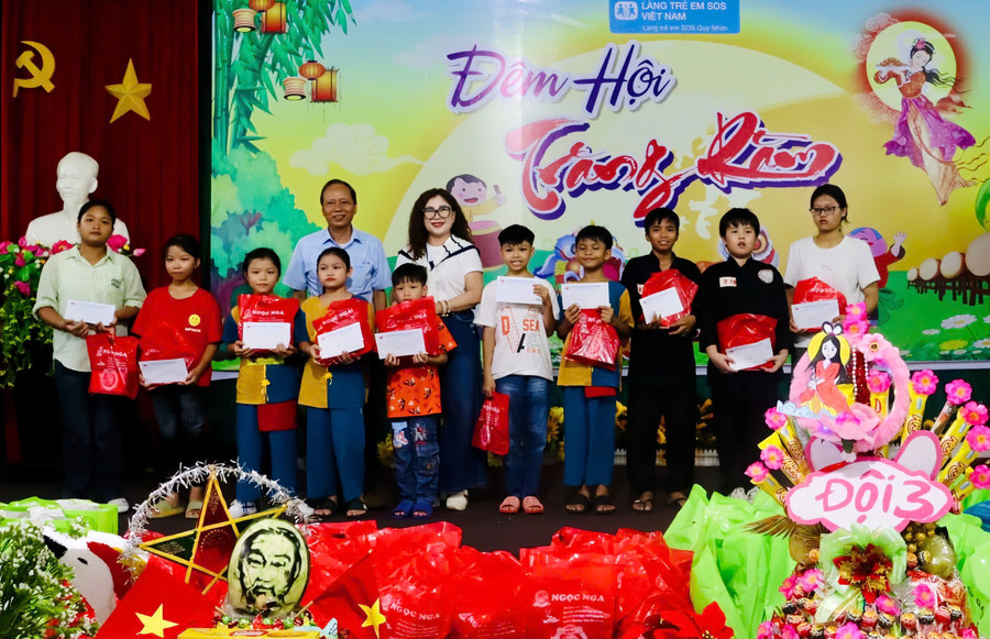 Hội Bảo trợ Người khuyết tật và Bảo vệ quyền trẻ em tỉnh tặng quà cho các em Làng Trẻ em SOS Quy Nhơn. Ảnh: Thảo Khuy tang-qua-trung-thu.jpg