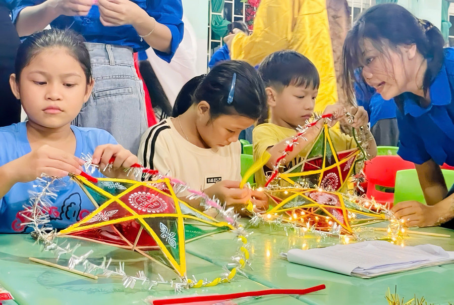 Các em nhỏ tập trung hoàn thành chiếc đèn của mình. Ảnh: Thảo Khuy tu-lam-long-den-trung-thu.jpg