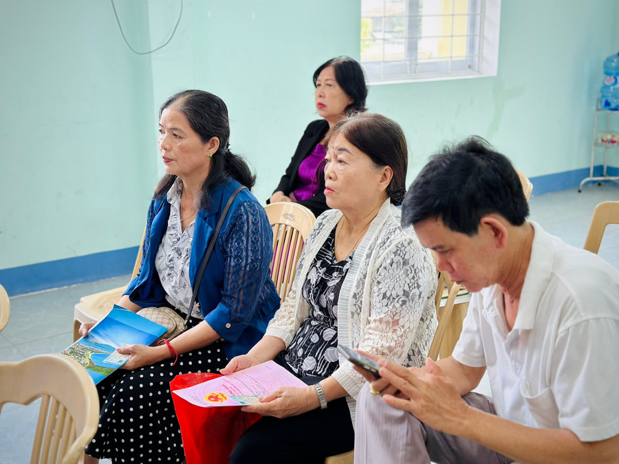 Nhờ được tuyên truyền vận động, nhiều người dân tích cực tham gia cập nhật dữ liệu đất đai. Ảnh: Thảo Khuy nguoi-dan-phuong-quy-nhon-nam-tap-trung-de-duoc-ho-tro-cap-nhat-du-lieu-dat-dai.jpg