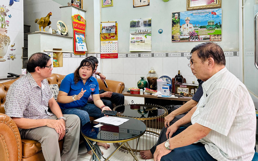 Đại diện các khu phố và đoàn viên, thanh niên phường Quy Nhơn Nam đến tận nhà hỗ trợ người dân cập nhật dữ liệu đất đai. Ảnh: Thảo Khuy doan-vien-thanh-nien-huong-dan-giai-thich-cho-nguoi-dan-ve-chien-dich-lam-giau-du-lieu-dat-dai.jpg