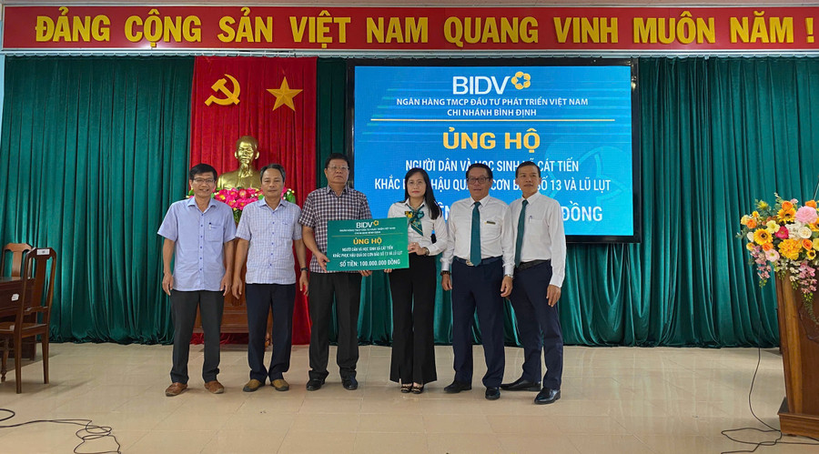 bidv-trao-bieu-trung-ho-tro-cho-nguoi-dan-thien-tai-5457.jpg
