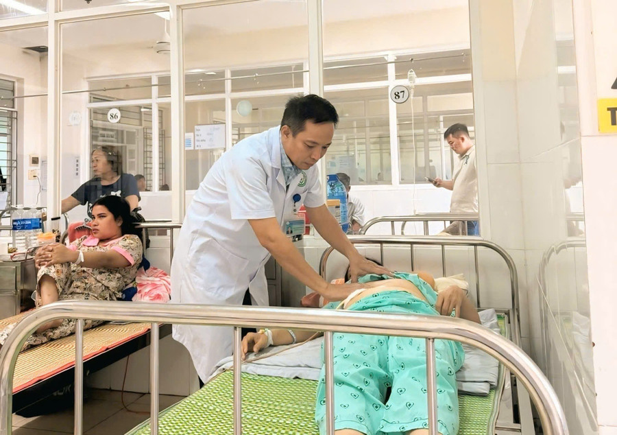 Bác sĩ Nguyễn Quốc Kha thăm khám cho bệnh nhân. Ảnh: ĐVCC gen-h-soi-mat-2.jpg