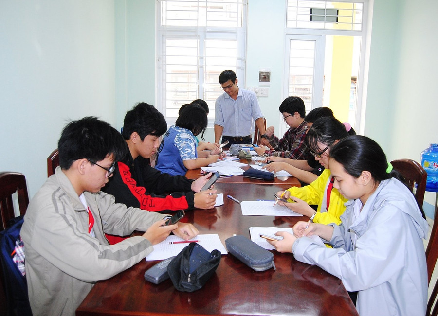 Học sinh Trường THPT chuyên Lê Quý Đôn ôn luyện ngoài giờ học. Ảnh: Thảo Khuy 5-3.jpg