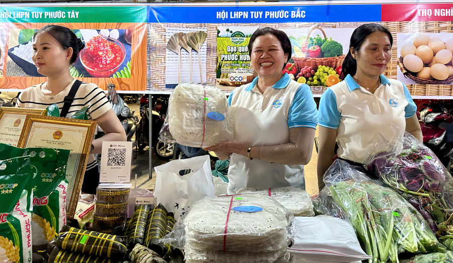 Phiên chợ trưng bày nhiều sản phẩm đặc trưng. Ảnh: Thảo Khuy gen-h-trung-bay-san-pham.jpg