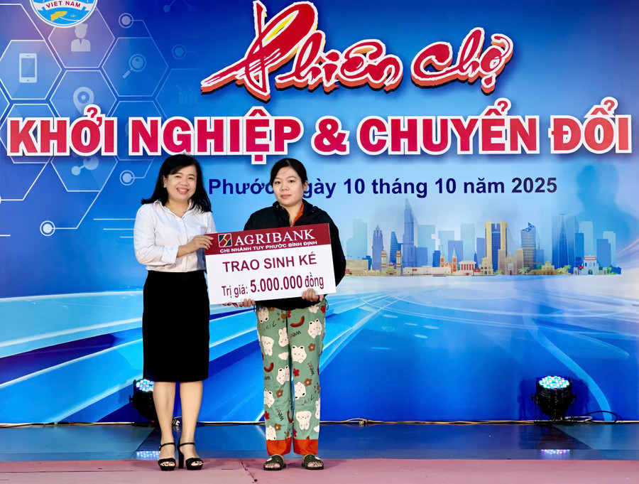 Đại diện Agribank-Chi nhánh Tuy Phước trao sinh kế cho chị Ca Thị Thu Sương, thuộc diện hộ cận nghèo. Ảnh: Thảo Khuy gen-o-trao-sinh-ke-cho-phu-nu-ngheo-xa-tuy-phuoc.jpg