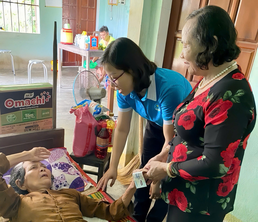 Bà Nguyễn Thị Tám (ngoài cùng, bên phải) cùng đại diện Hội Phụ nữ địa phương thăm hỏi người có hoàn cảnh khó khăn. Ảnh: NVCC gen-h-co-tam-2.jpg