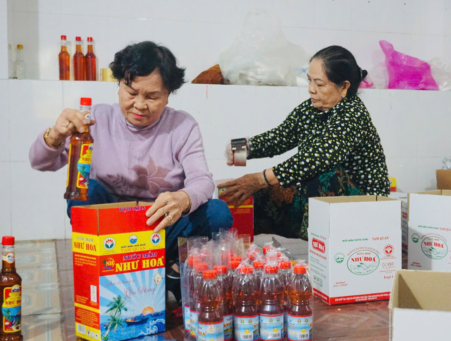 Bà Trần Thị Như Hoa (trái) cùng người lao động đóng gói sản phẩm nước mắm. Ảnh: Thảo Khuy gen-h-co-hoa-2.jpg