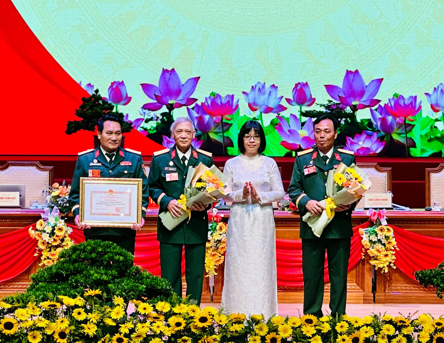 ທ່ານນາງຮອງປະທານຄະນະກຳມະການປະຊາຊົນແຂວງ ຫງວຽນທິແທງລິງ ໄດ້ມອບໃບຢັ້ງຢືນຄຸນງາມຄວາມດີໃຫ້ບັນດາກຸ່ມທີ່ໄດ້ສຳເລັດໜ້າທີ່ດີເດັ່ນ. ພາບ: T.K tang-bang-khen-cua-chu-tich-ubnd-tinh-cho-tap-the-xuat-sac.jpg