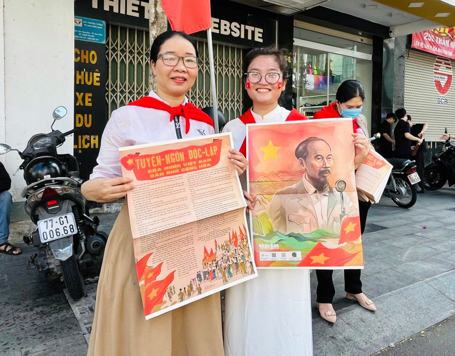 Phụ san đăng hình ảnh Chủ tịch Hồ Chí Minh đọc Tuyên ngôn Độc lập và giới thiệu 80 sự kiện nổi bật trong 80 năm qua. in5.jpg