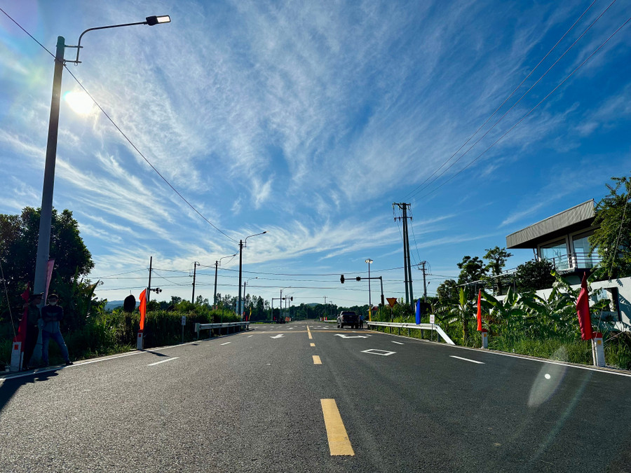 Công trình được thiết kế theo tiêu chuẩn đường cấp III đồng bằng, vận tốc 80 km/giờ; nền đường rộng 12 m. Ảnh: T.K Công trình được thiết kế theo tiêu chuẩn đường cấp III đồng bằng, vận tốc 80 km/giờ; nền đường rộng 12 m. Ảnh: T.K