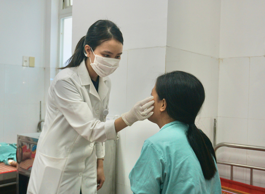 Bác sĩ tại Bệnh viện Phong - Da liễu Trung ương Quy Hòa kiểm tra tình trạng da cho bệnh nhân. Ảnh: Thảo Khuy 81.jpg