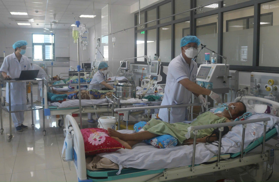 Bác sĩ Khoa Thần kinh - Đột quỵ đang theo dõi, điều trị bệnh nhân. Ảnh: Thảo Khuy gen-h-dot-qujy.jpg