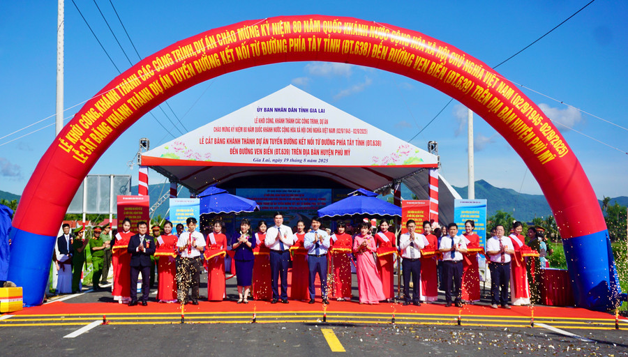 Các đại biểu cắt băng khánh thành dự án. Ảnh: T.K dsc00749.jpg