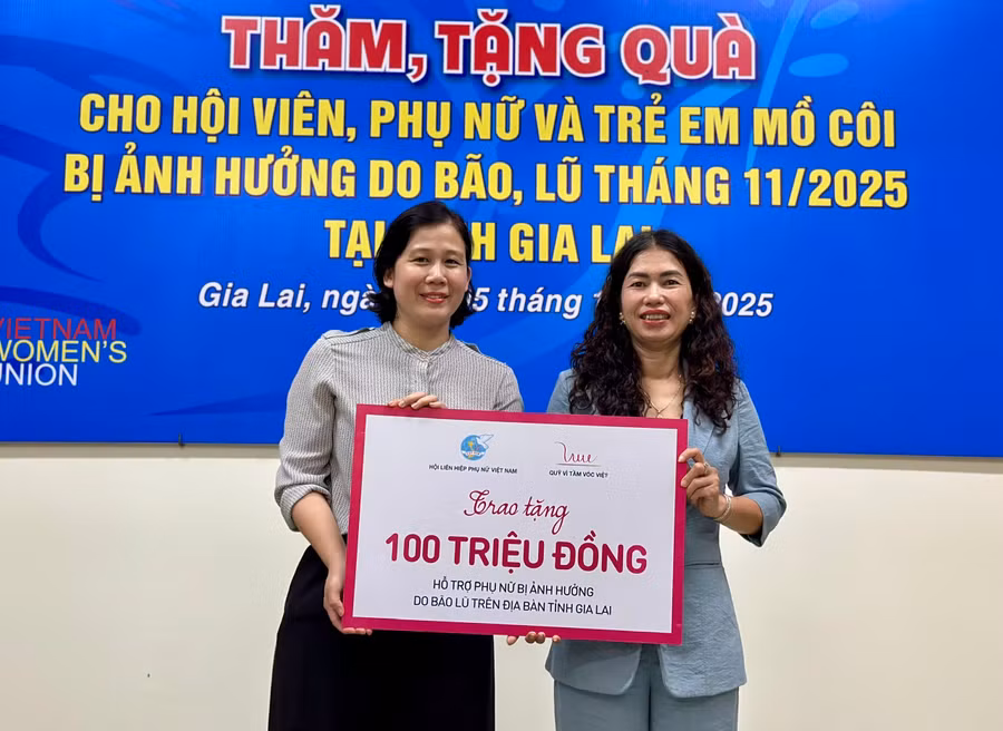 trao-bieu-trung-ho-tro-cho-phu-nu-bi-anh-huong-thien-tai.jpg