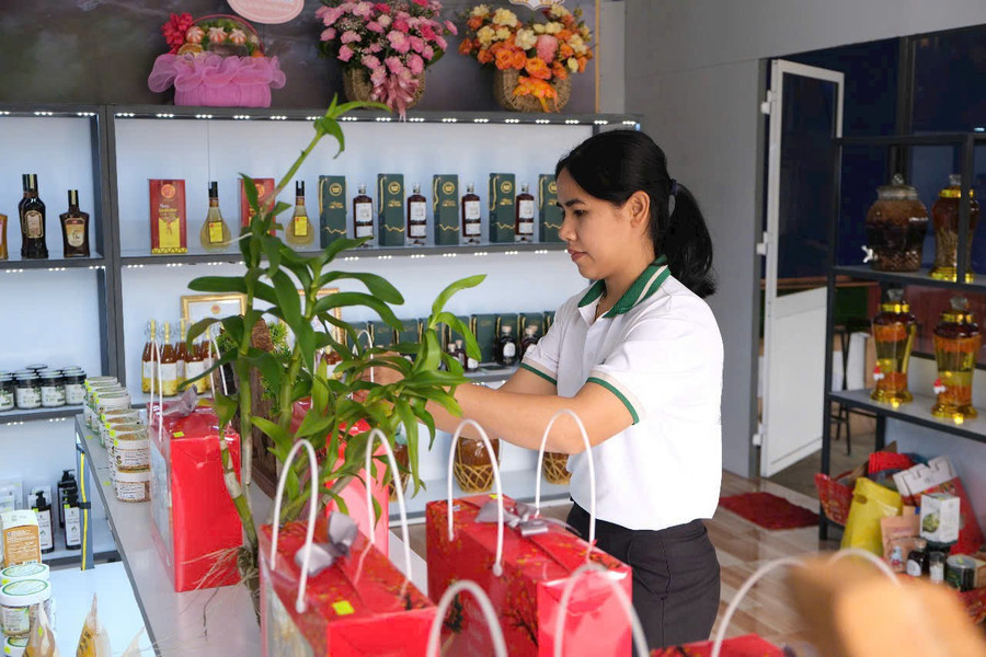 Chị Thảo trưng bày sản phẩm tại cửa hàng OCOP của mình. Ảnh: NVCC gen-h-chi-thao-2.jpg