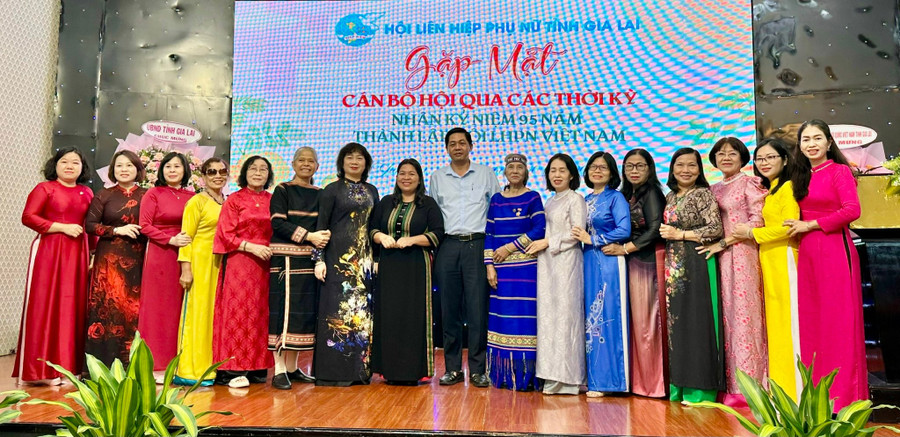 Các đại biểu chụp hình lưu niệm cùng cán bộ Hội LHPN tỉnh qua các thời kỳ. Ảnh: Thảo Khuy gap-mat-can-bo-hoi-phu-nu-qua-cac-thoi-ky.jpg