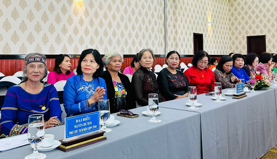 Cán bộ, nguyên cán bộ các cấp Hội LHPN trong tỉnh tại buổi gặp mặt. Ảnh: Thảo Khuy gen-h-phu-nu-tinh-gap-mat-can-bo-hoi-2.jpg