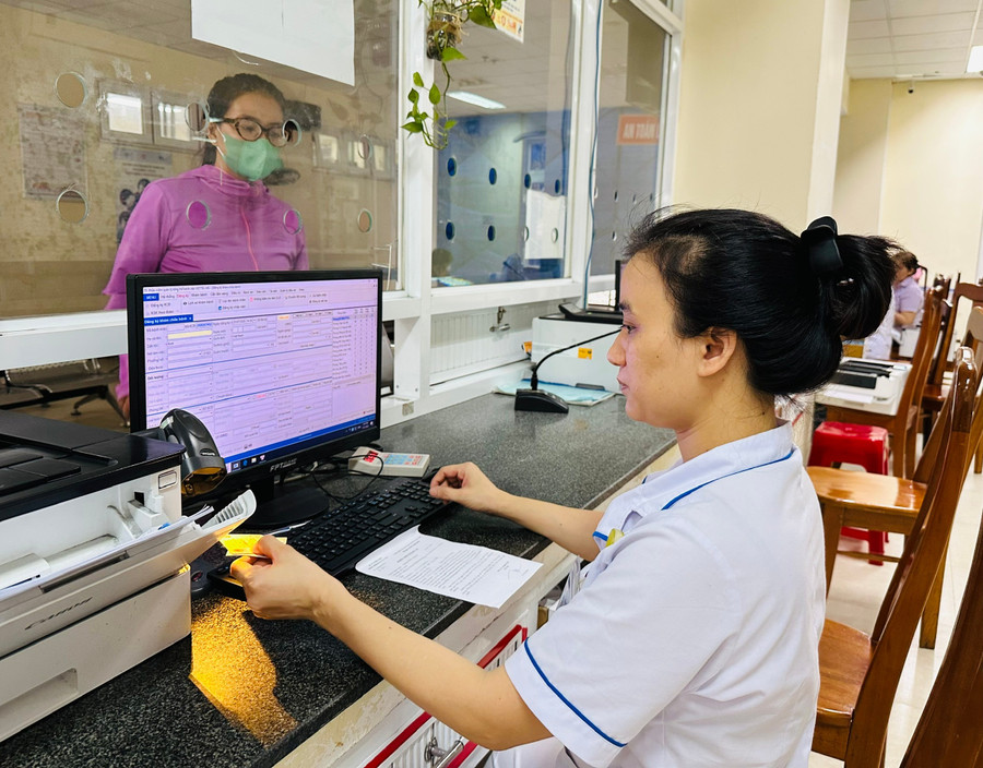 Bệnh nhân đến đăng ký khám bệnh không cần phải mang lỉnh kỉnh nhiều giấy tờ, bệnh án cũ. Ảnh: Thảo Khuy 3.jpg