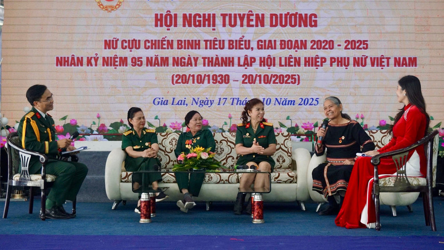 Para veteran perempuan berprestasi berinteraksi di konferensi. Foto: Thao Khuy tuyen-duong-cuu-chien-binh-7.jpg