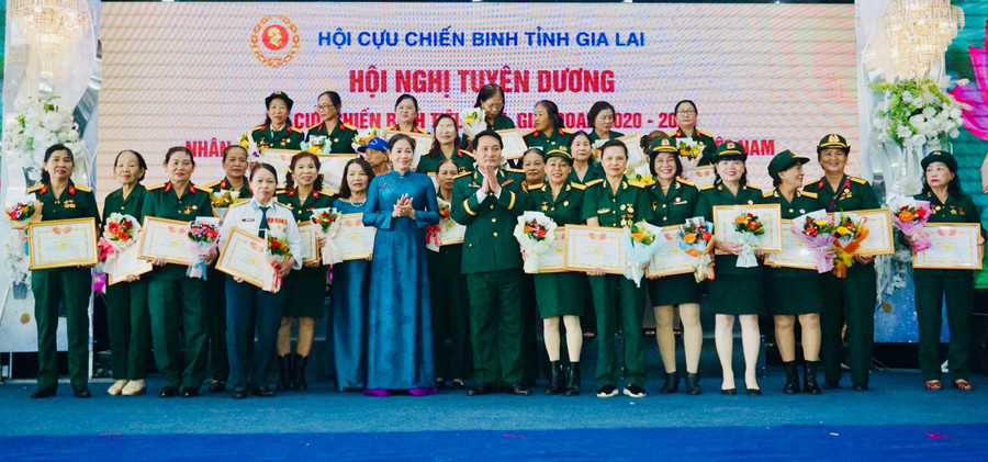 Wakil Ketua Dewan Rakyat Provinsi Huynh Thuy Van dan Wakil Ketua Komite Front Tanah Air Vietnam Provinsi Pham Manh Hung memberikan pujian kepada para veteran perang perempuan yang berprestasi. Foto: Thao Khuy tuyen-duong-cuu-chien-binh.jpg