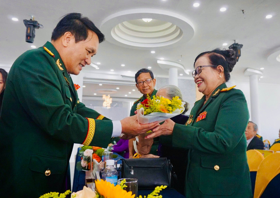 Bapak Pham Manh Hung, Wakil Ketua Komite Front Tanah Air Vietnam Provinsi Gia Lai dan Ketua Asosiasi Veteran Provinsi, memberikan penghormatan kepada Pahlawan Angkatan Bersenjata Rakyat Nguyen Thi Phuc. Foto: Thao Khuy tuyen-duong-cuu-chien-binh-5.jpg
