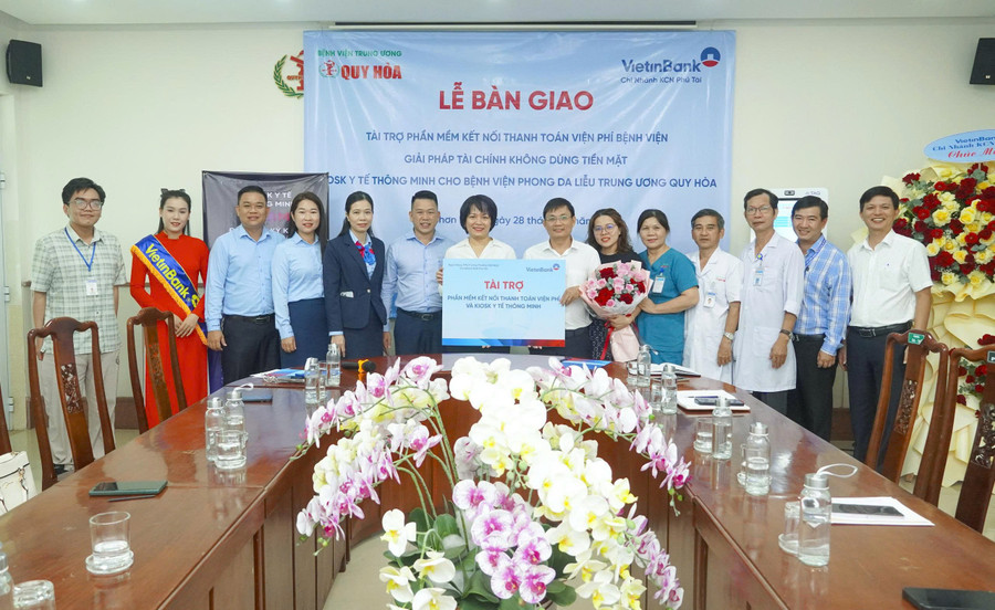 Bà Võ Thị Thu Thảo - Phó Giám đốc Vietinbank Chi nhánh KCN Phú Tài trao bảng tượng trưng tài trợ cho ThS. Nguyễn Đăng Vinh - Phó Giám đốc Bệnh viện Phong - Da liễu Trung ương Quy Hòa. Ảnh: ĐVCC gen-h-benh-vien-da-lieu-3.jpg