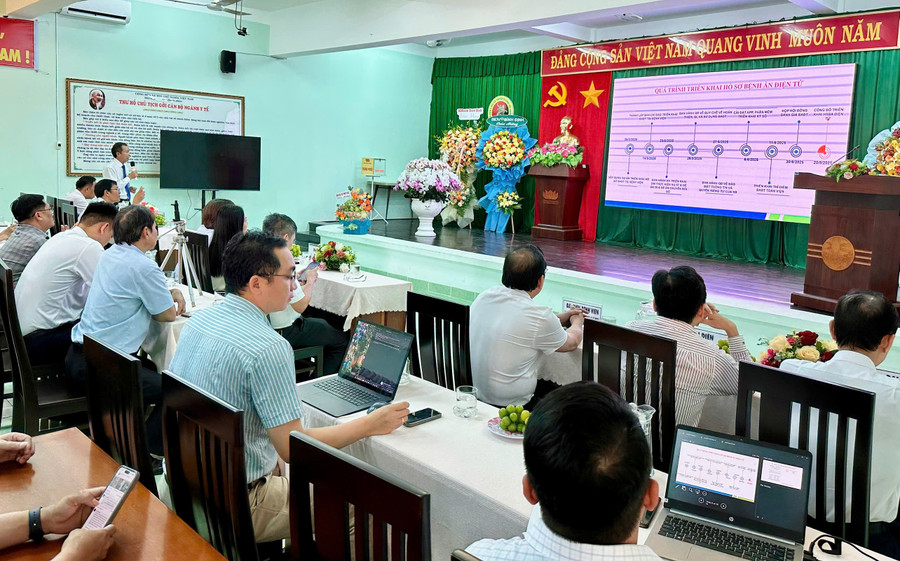 Đại diện Bệnh viện Y học cổ truyền và Phục hồi chức năng Quy Nhơn giới thiệu lộ trình triển khai hồ sơ bệnh án điện tử. Ảnh: T.K gen-h-gioi-thieu.jpg