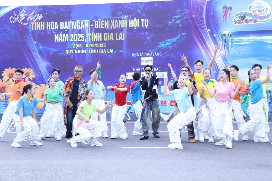 Tổ khúc “Quy Nhơn, Gia Lai - Bức tranh sơn thủy” và ca khúc “Gia Lai rừng vàng biển xanh” rộn ràng, vui tươi. Ảnh: Nguyễn Dũng gen-o-casi.jpg