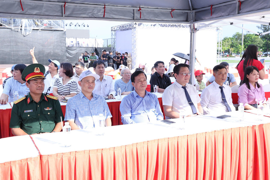 Các đại biểu tham dự khai mạc lễ hội. Ảnh: Nguyễn Dũng gen-o-daibieu.jpg