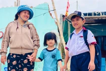 Những đứa trẻ làng chài Xuân Thạnh háo hức đến trường sau khi cơn bão Kalmaegi đi qua.