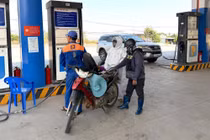 Giá dầu diesel giảm gần 10.000 đồng, xăng RON 95-III hạ thêm xấp xỉ 3.000 đồng/lít