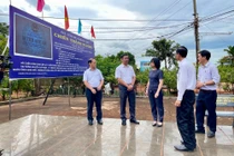 Phó Chủ tịch UBND tỉnh Nguyễn Thị Thanh Lịch đến thăm Di tích lịch sử chiến thắng Plei Me (xã Ia Pia). Ảnh: Vũ Thảo