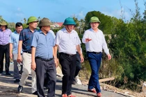 Chủ tịch UBND tỉnh Phạm Anh Tuấn (bìa phải) cùng đoàn công tác kiểm tra tình hình thiệt hại do bão số 13 gây ra tại xã An Lương. Ảnh: T.D