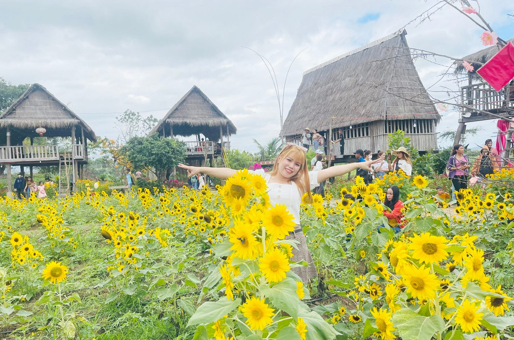 Chị Nguyễn Thị Thủy (xã Chư Rcăm, huyện Krông Pa) vui vẻ check-in tại khu dã ngoại My Gardens, phường Đoàn Kết, thị xã Ayun Pa. Ảnh: Vũ Chi chi-nguyen-thi-thuy-xa-chu-rcam-huyen-krong-pa-vui-ve-check-in-tai-khu-da-ngoai-my-gardens-anh-vu-chi.jpg