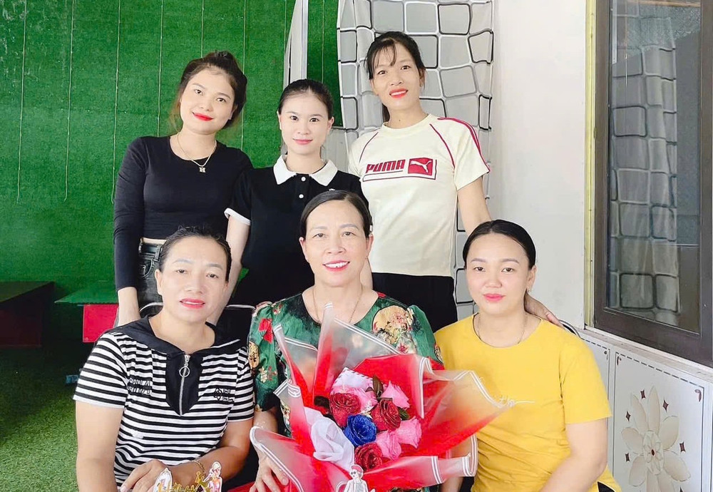 Cô Nguyễn Thị Thêm (ở giữa, hàng trên, xã Kim Tân, huyện Ia Pa) vui mừng khi được các học trò cũ đến chúc Tết. Ảnh: Vũ Chi co-nguyen-thi-them-o-giua-hang-tren-xa-kim-tan-huyen-ia-pa-vui-mung-khi-duoc-cac-hoc-tro-cu-den-chuc-tet-anh-vu-chi.jpg