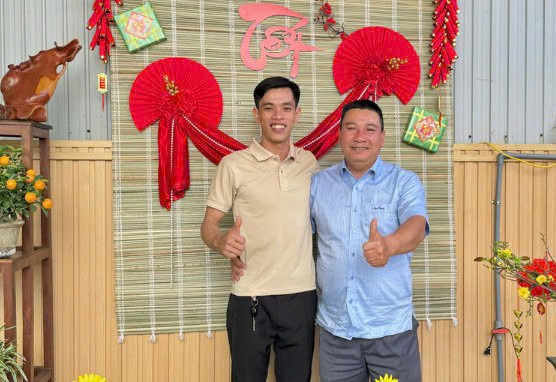 Anh Phan Chí Công (bìa trái) chúc Tết những người thầy dẫn dắt, đồng hành trong sự nghiệp làm nghề trong dịp Tết Nguyên đán Ất Tỵ 2025. Ảnh: Hoàng Hoài z6276532121485-b0df07761fdec3ed32f6b8b66281eec3.jpg