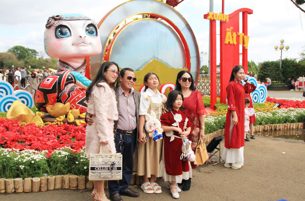 Nhiều gia đình chọn Quảng trường Đại Đoàn Kết (TP. Pleiku) để tham quan, chụp ảnh lưu lại kỷ niệm đẹp trong ngày mùng 3 Tết. Ảnh: Hoàng Hoài z6276764867621-1d2215a83df0940b3889813f9024fa2b.jpg