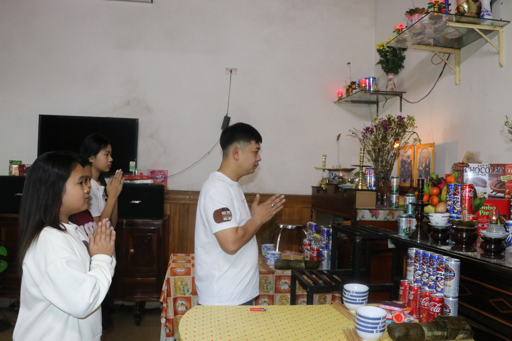 Anh Trần Ngọc Sơn (tổ 1, phường An Phú, thị xã An Khê) cùng các con thành kính cúng tiễn đưa ông bà, tổ tiên, cầu nguyện gia tiên phù hộ cho năm mới nhiều sức khỏe, bình an. Ảnh: Ngọc Minh anh-tran-ngoc-son-to-1-phuong-an-phu-thi-xa-an-khe-cung-cac-con-thanh-kinh-cung-tien-dua-onng-ba-cau-nguyen-gia-tien-phu-ho-cho-nam-moi-nhieu-suc-khoe-binh-an-anh-ngoc-minh.jpg