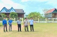 Báo và phát thanh, truyền hình Gia Lai khảo sát chuẩn bị chương trình hỗ trợ người dân tại hai buôn kết nghĩa.