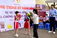 Hơn 100 thiếu nhi tham gia chương trình rèn kỹ năng tự vệ.