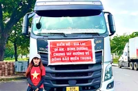 Nữ tài xế 25 tuổi lái xe tải 34 tấn chở hàng cứu trợ miền Trung