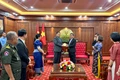 Đồng chí Hồ Văn Niên-Bí thư Tỉnh ủy, Chủ tịch HĐND tỉnh tặng quà lưu niệm cho Ngài Sor Soputra-Tỉnh trưởng tỉnh Stung Treng (Vương quốc Campuchia). Ảnh Hà Duy