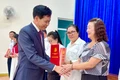 PGS. TS. Hoàng Phúc Lâm-Phó Bí thư Đảng ủy, Phó Giám đốc Học viện Chính trị Quốc gia Hồ Chí Minh trao chứng nhận cho các học viên. Ảnh: Hà Duy