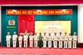 Đồng chí Bí thư Đảng uỷ, Giám đốc Công an tỉnh Rah Lan Lâm tặng Giấy khen cho các tập thể, cá nhân đã có thành tích xuất sắc trong học tập và làm theo tư tưởng, đạo đức, phong cách Hồ Chí Minh năm 2025. Ảnh: Hà Duy