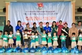 Chi đoàn Trường Mầm non Hương Sen tặng quà 24 em học sinh khó khăn