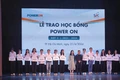 Rơ Lan Giáo (thứ 7 từ trái sang) nhận học bổng Power On đợt 2 năm học 2023-2024 tại TP. Hồ Chí Minh. Ảnh: NVCC