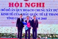 Cục phó Cục Đầu tư Nước ngoài Trương Minh và Phó Chủ tịch UBND tỉnh Nguyễn Hữu Quế trao Quyết định số 1074/QĐ-TTg của Thủ tướng Chính phủ về phê duyệt Đồ án Quy hoạch chung xây dựng Khu kinh tế cửa khẩu quốc tế Lệ Thanh, tỉnh Gia Lai đến năm 2045. Ảnh: Hà Duy